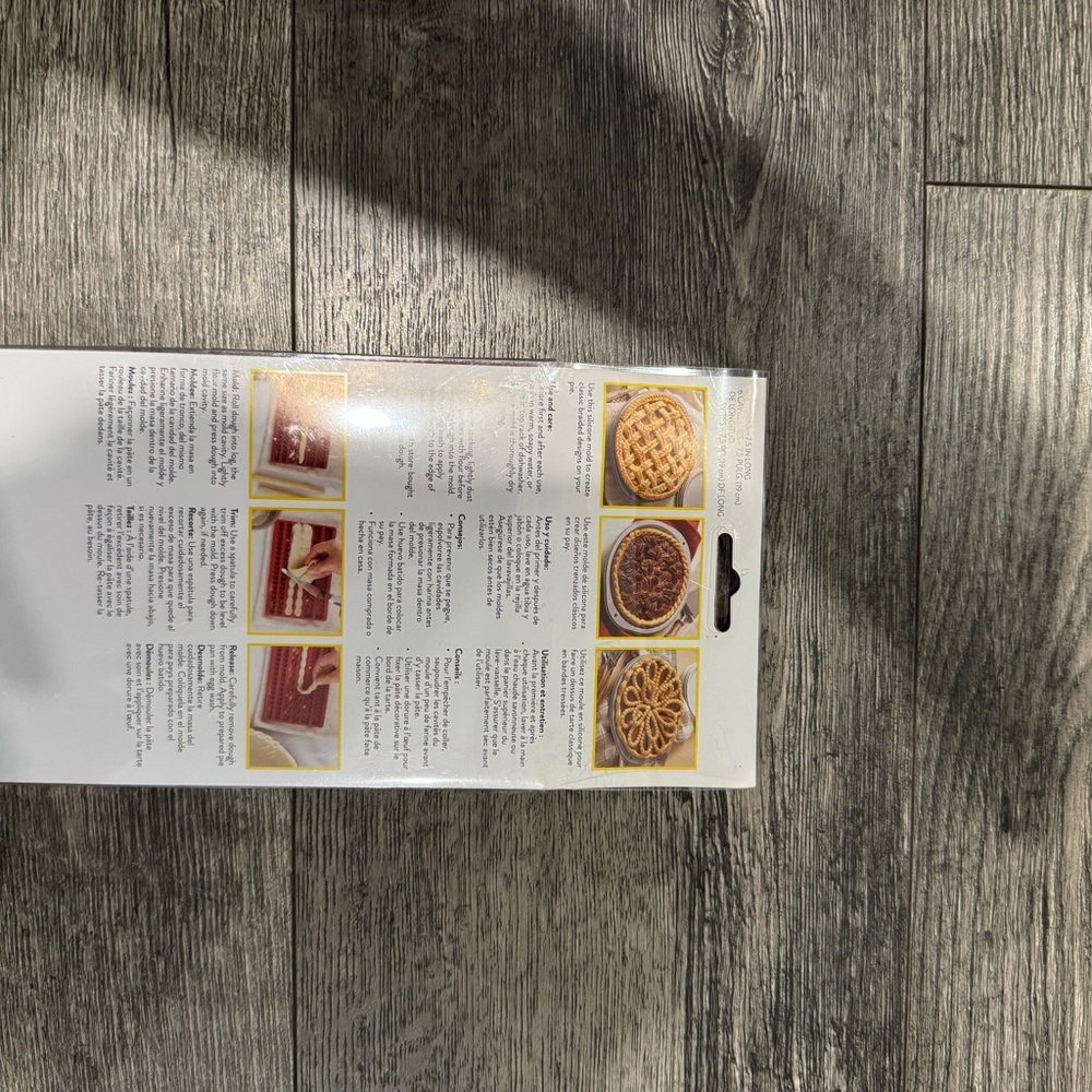 Wilton Red Pie Crust Decorative Strip Set - Picture 3 of 3